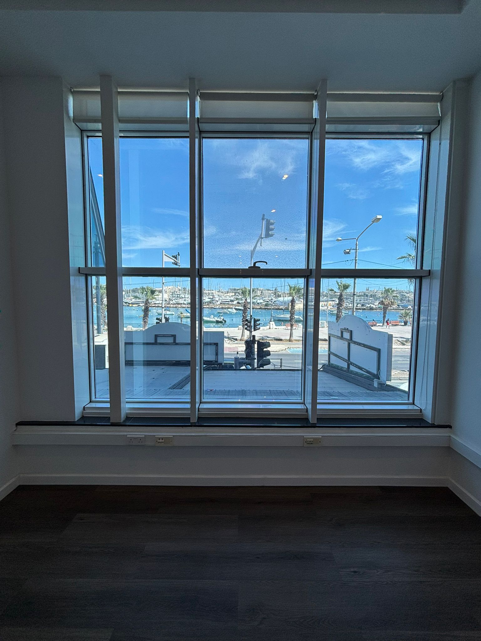 Kantoor op niveau 1A met ramen die uitkijken op zee, gelegen aan The Strand 154, Gżira