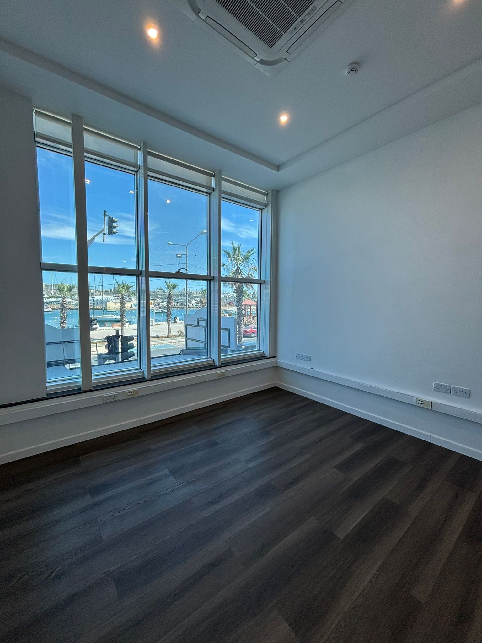 Kantoor op niveau 1A met ramen die uitkijken op zee, gelegen aan The Strand 154, Gżira
