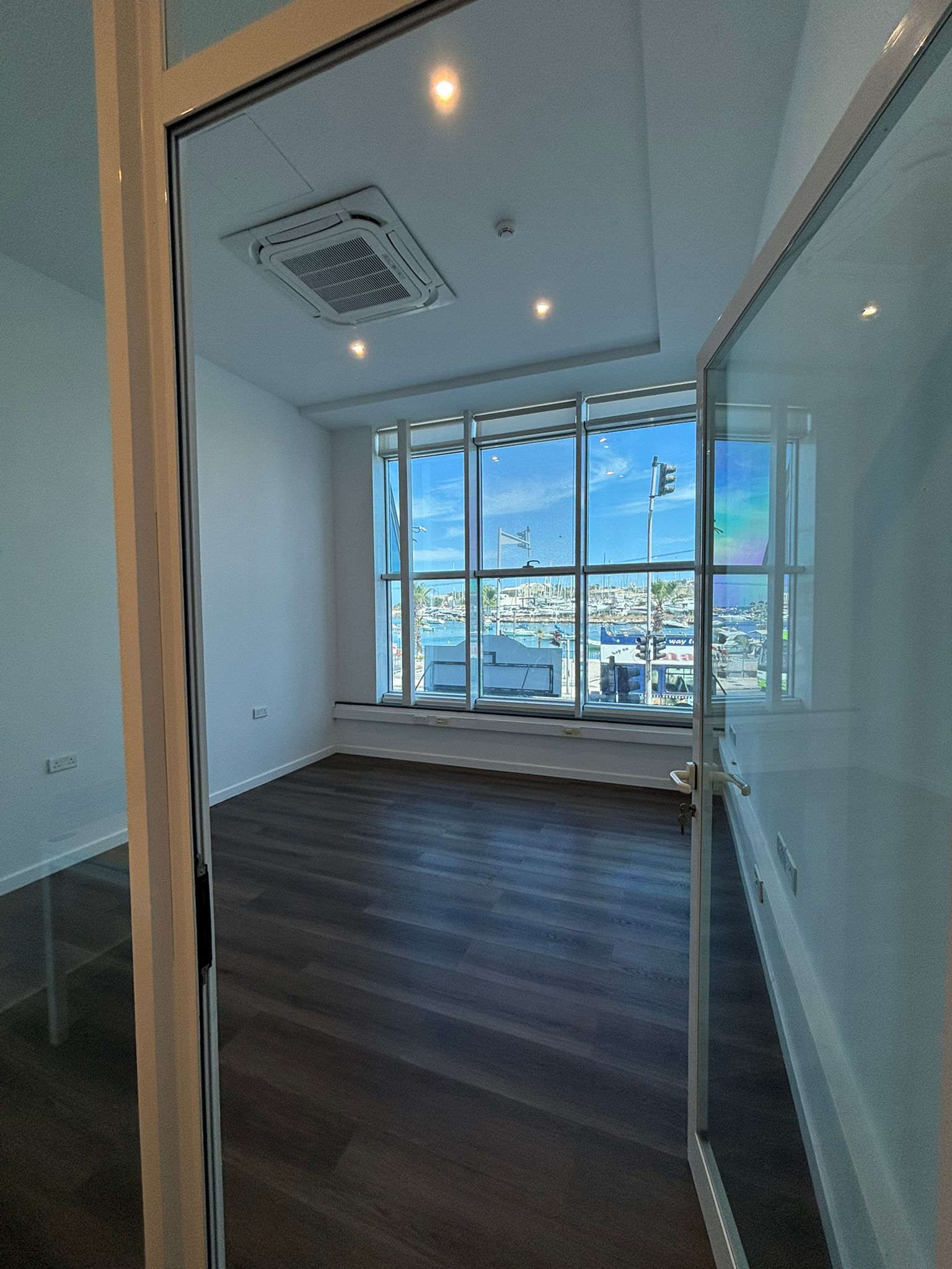 Kantoor op niveau 1A met ramen die uitkijken op zee, gelegen aan The Strand 154, Gżira