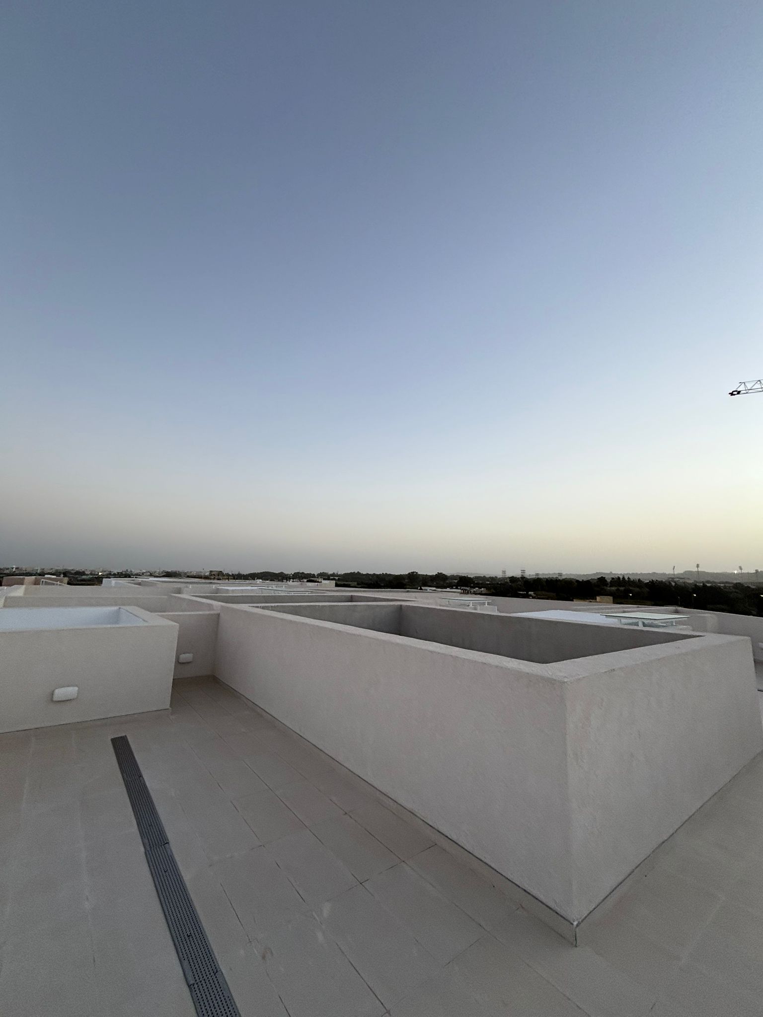 Taras dachowy apartamentu typu penthouse GC07 o zachodzie słońca