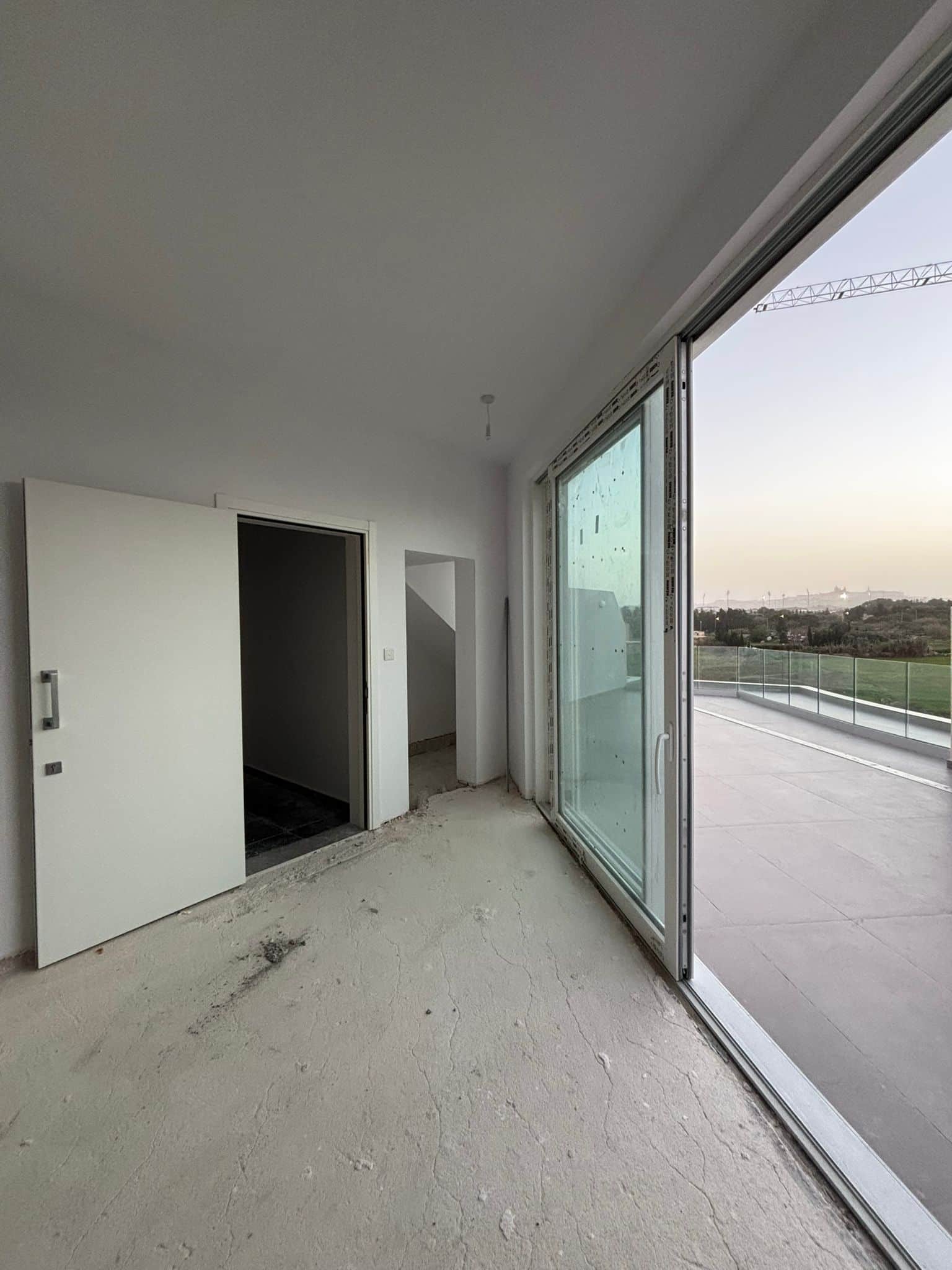 Część dzienna z przesuwnymi drzwiami prowadzącymi na taras w apartamencie typu penthouse GC07