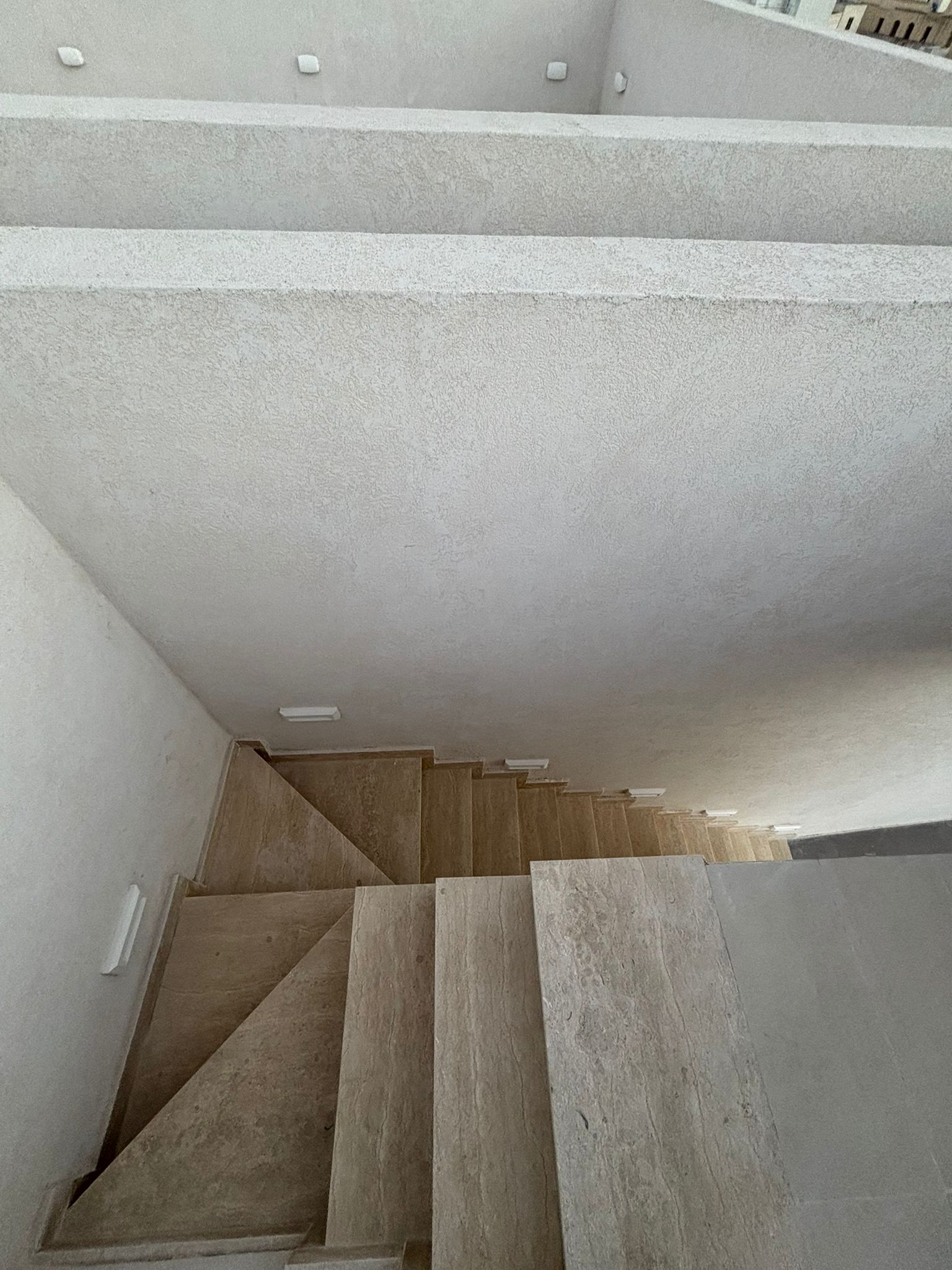 Wewnętrzna klatka schodowa w dwupoziomowym penthouse’ie GC07