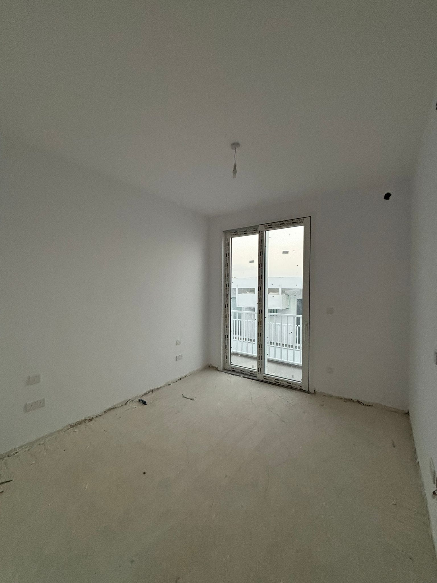 Habitación con puertas que dan a la terraza en el ático GC08