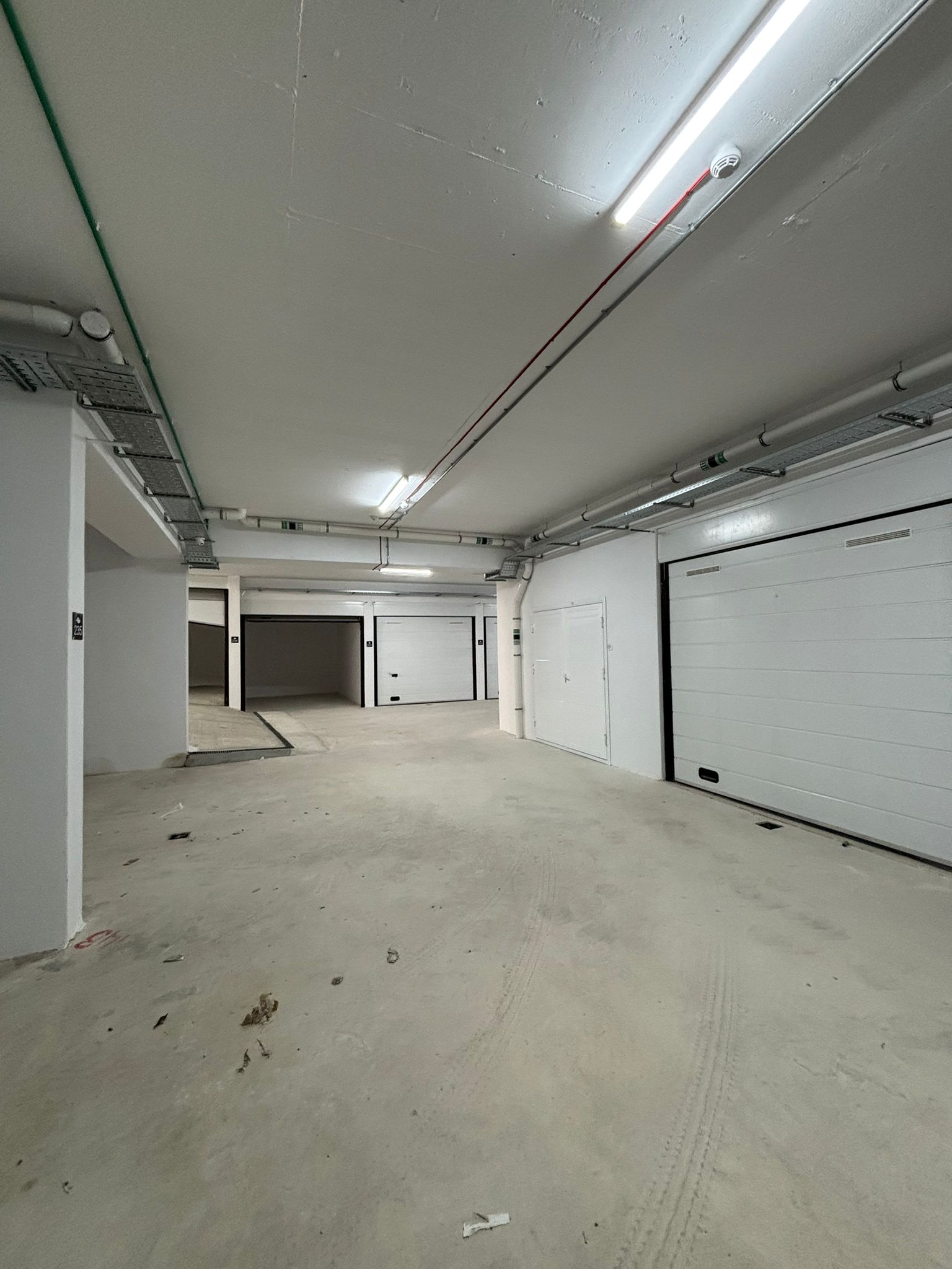 Pasillo del garaje del sótano de Green Park Residence