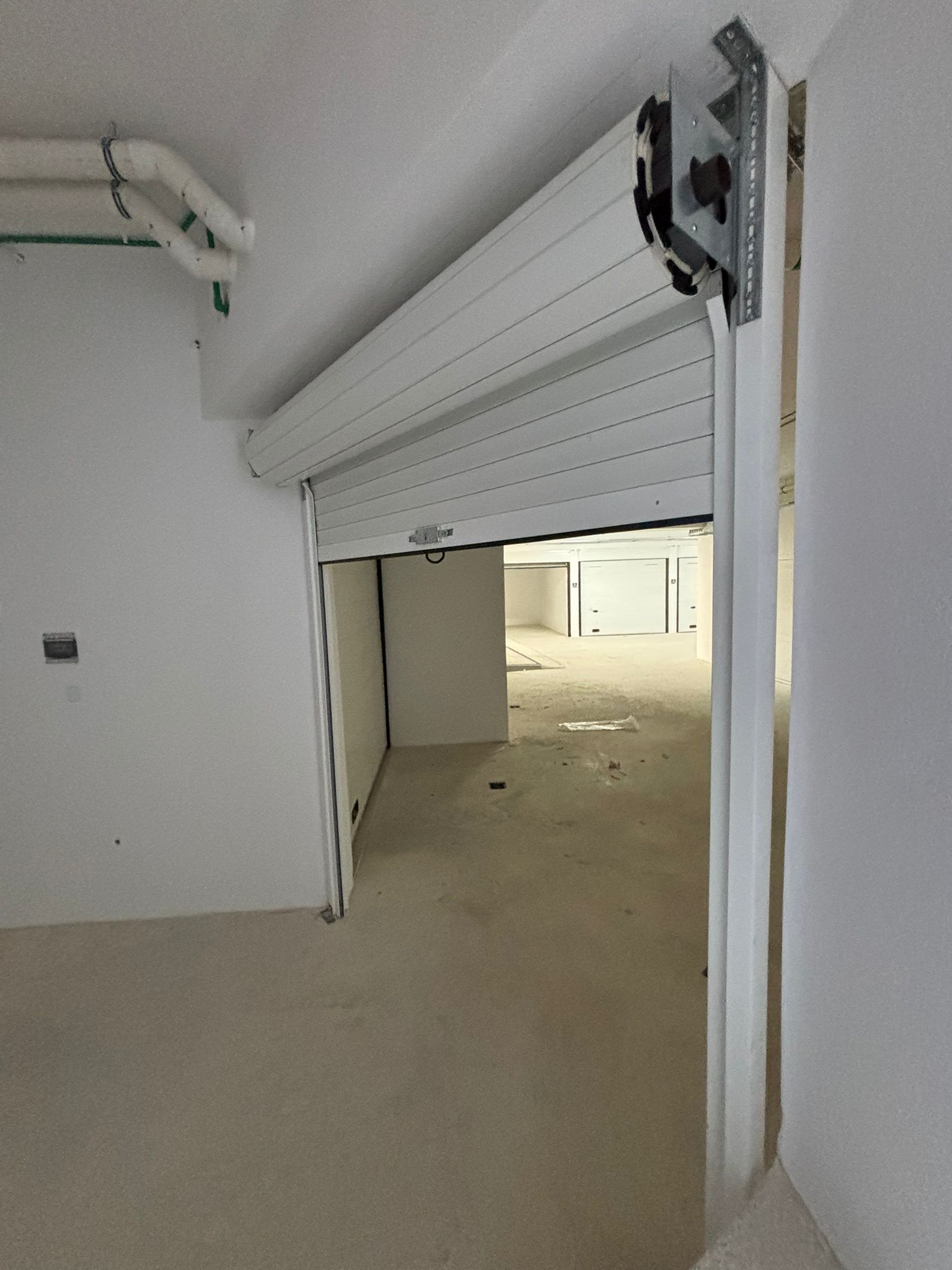 Interior del garaje de Green Park Residence