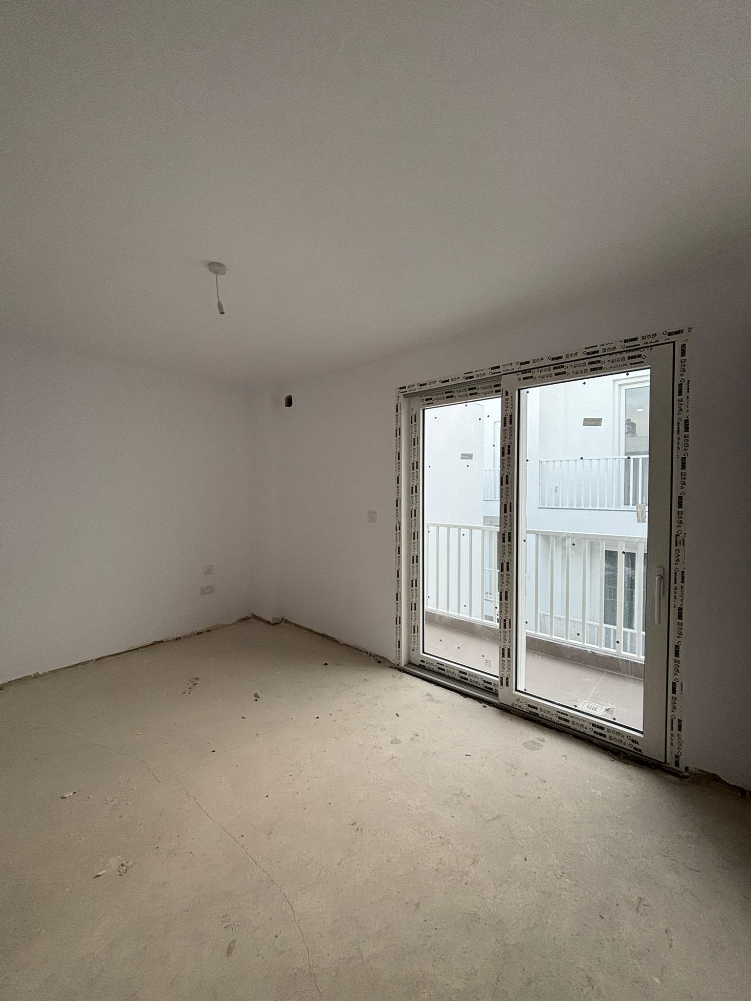 Dormitorio con puertas que dan al balcón en el ático GV08