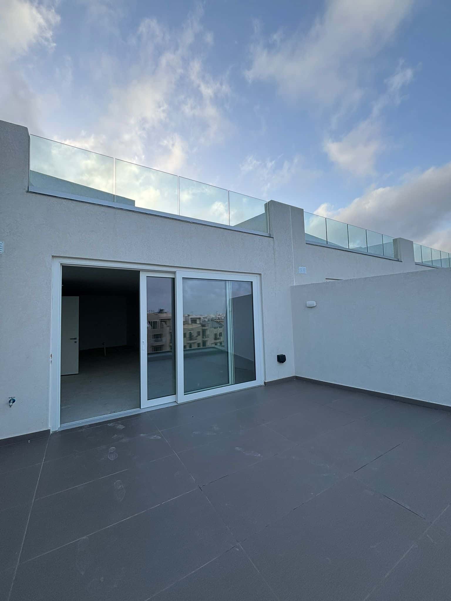 Terraza con puertas correderas de cristal en el ático GV08