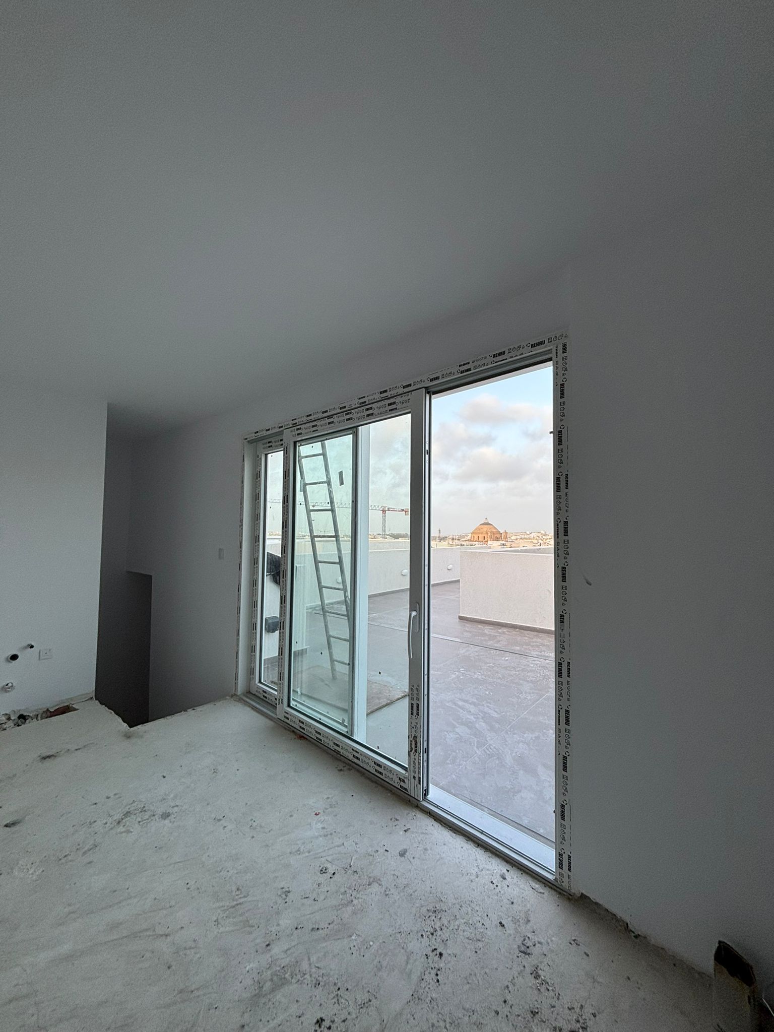 Habitación con puertas correderas que dan a la terraza del ático GV08