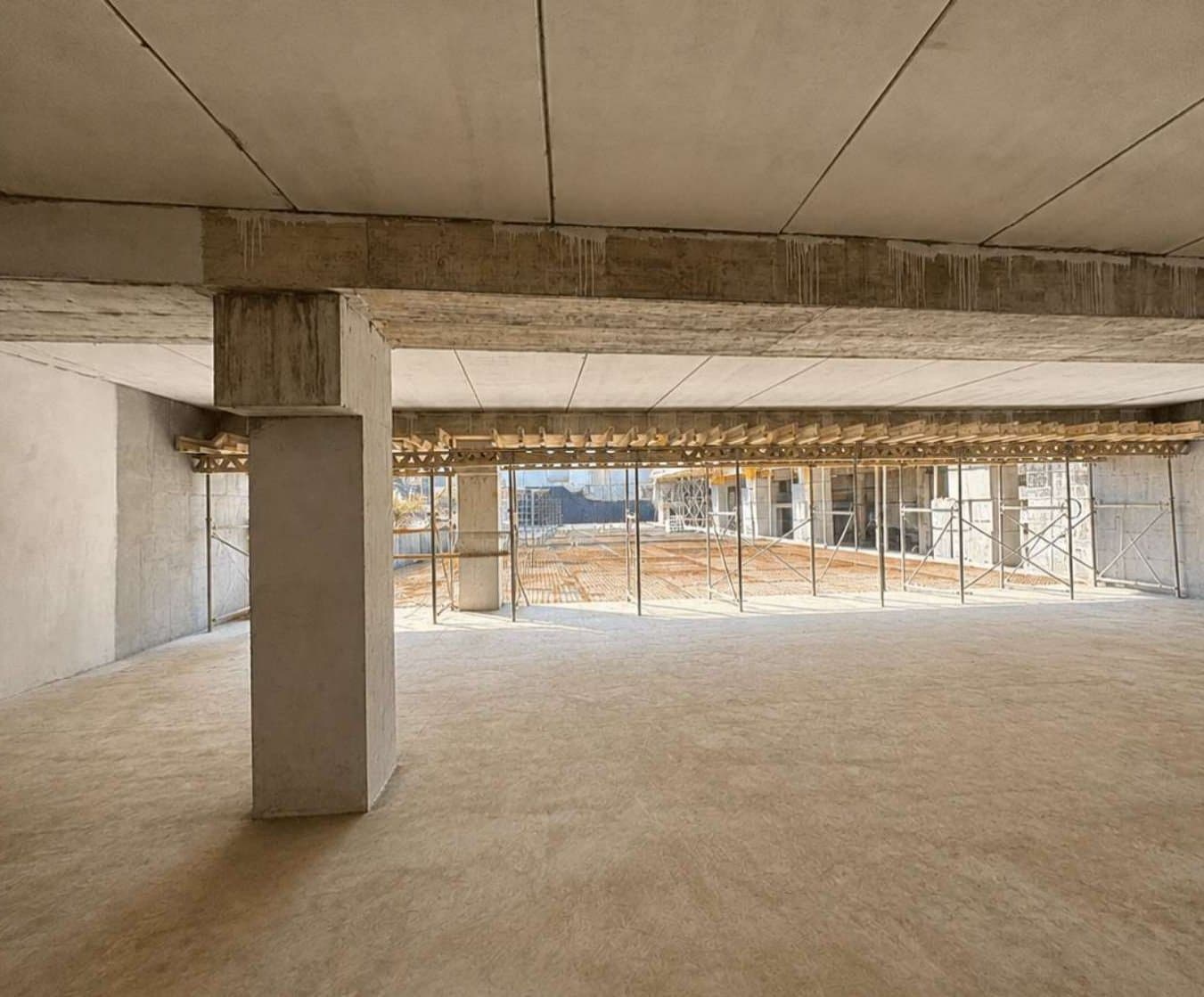 Großraumbüro mit Betonsäulen im ST Business Park, Swieqi