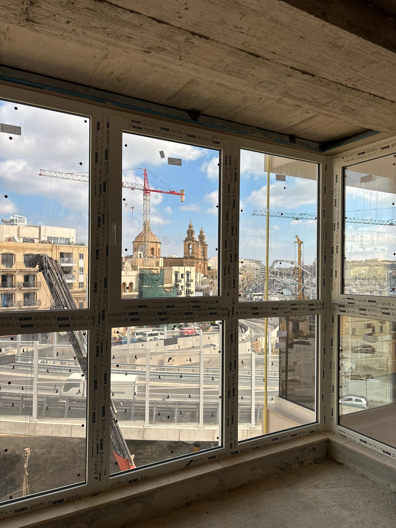 Widok z okna biura w centrum biznesowym ST Charlie's