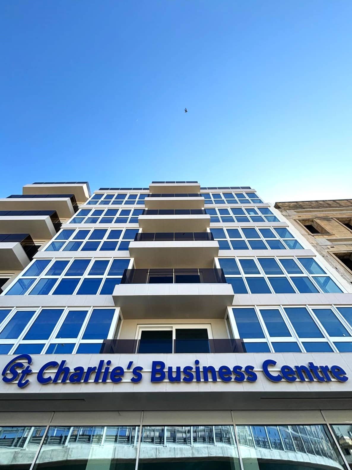 Wejście i oznakowanie do centrum biznesowego ST Charlie's