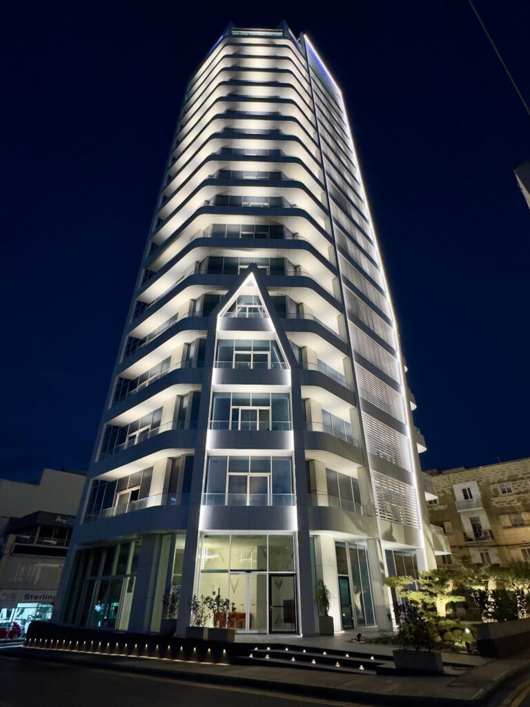 22. emeleti, tengerre néző irodák az ST Towerben, Ta’ Xbiexben