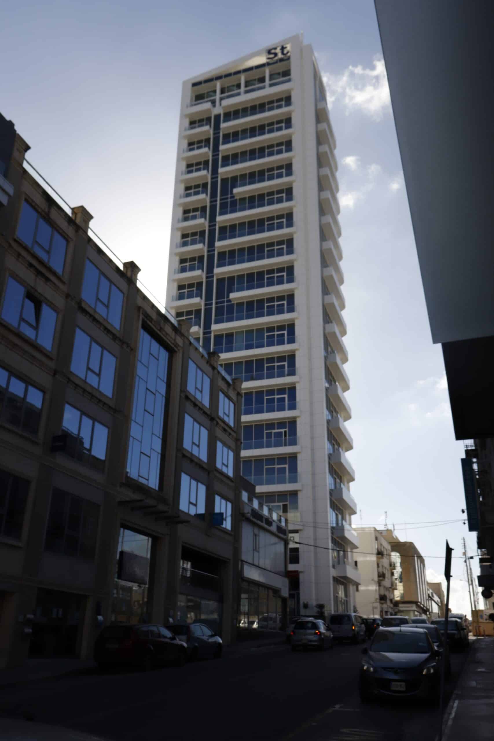 Az ST Tower Ta’ Xbiex utcájáról nézve