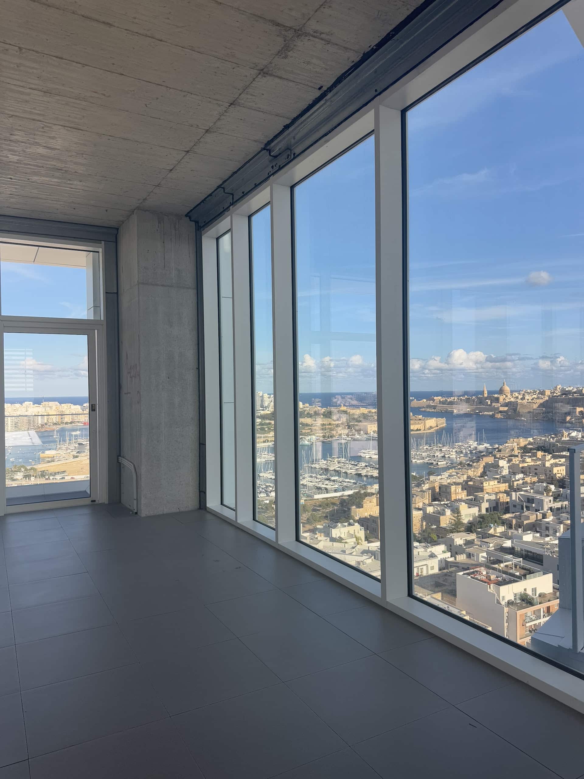 Sarokiroda panorámaablakokkal az ST Towerben