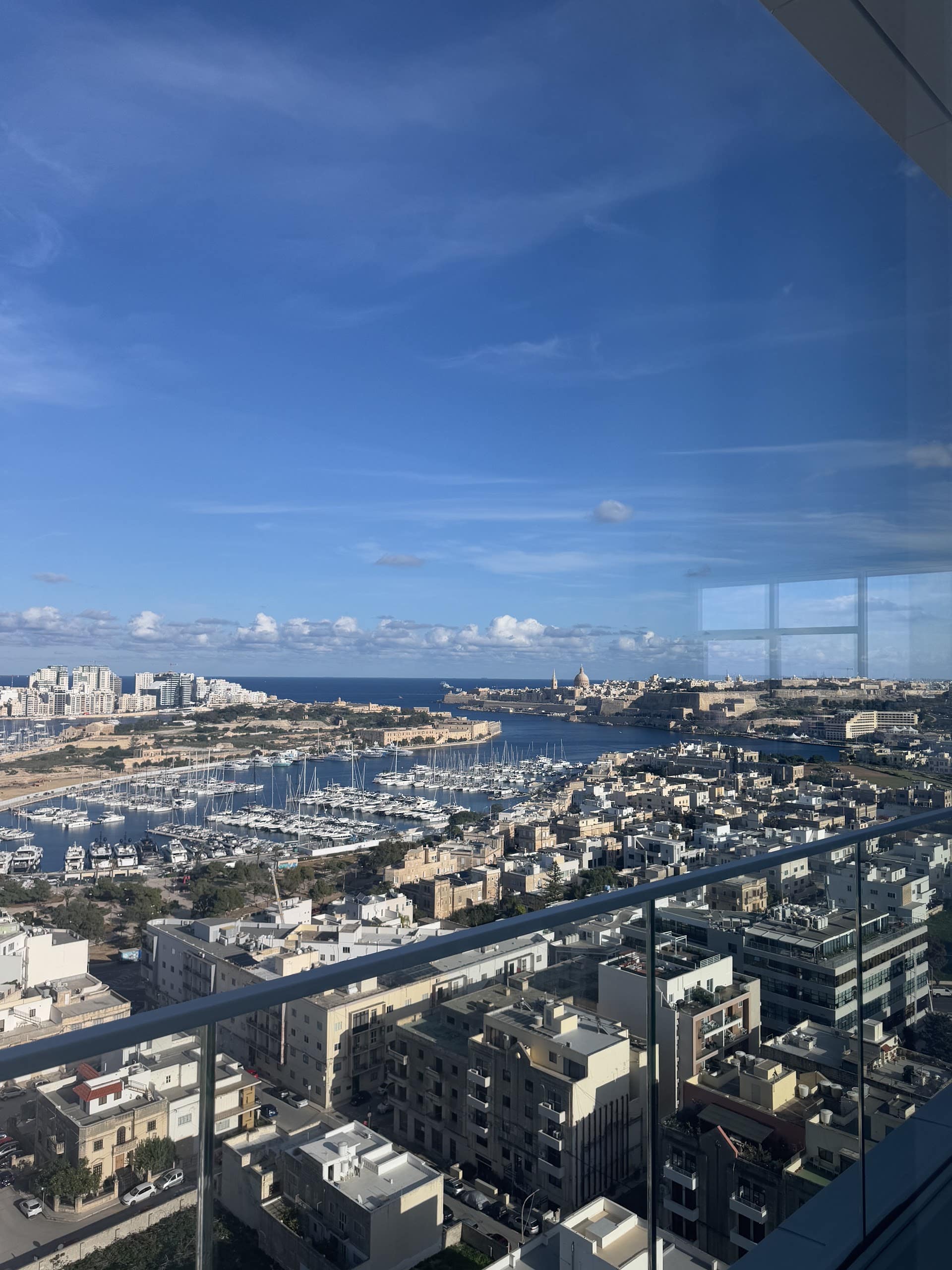 Kilátás a kikötőre az ST Tower egyik felső emeletéről