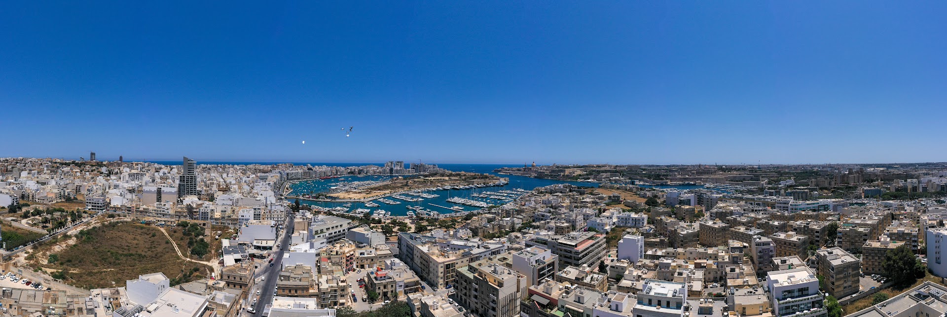 Panorámakilátás a kikötőre az ST Towerből