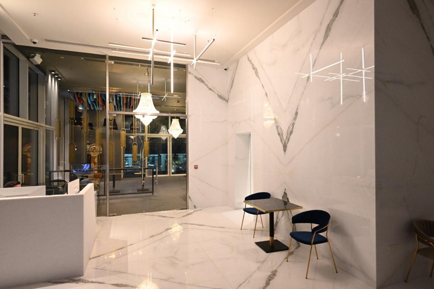 Az ST Tower márványburkolatú recepciós előcsarnoka