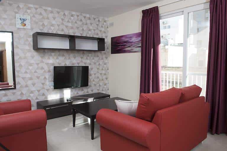 Woonkamer met rode banken in Tigne Residence
